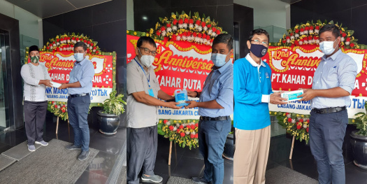 Sumbangan Alat Pelindung Diri dalam Rangka HUT PT. Kahar Duta Sarana yang ke 42 Tahun kepada RT Setempat